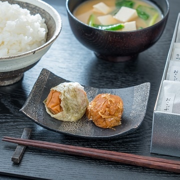 おこぶ梅とかつお梅　4粒入