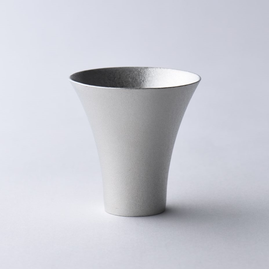 ナガエ　銀雅堂　鋳錫　吉祥紋酒器　梅紋ぐい呑み(ラッパ型)